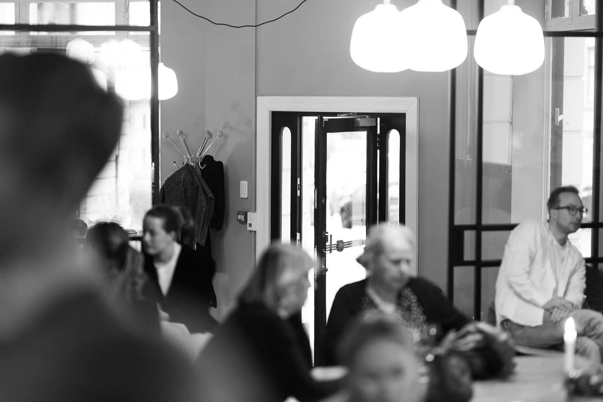 Bilder av folk i restaurantlokale