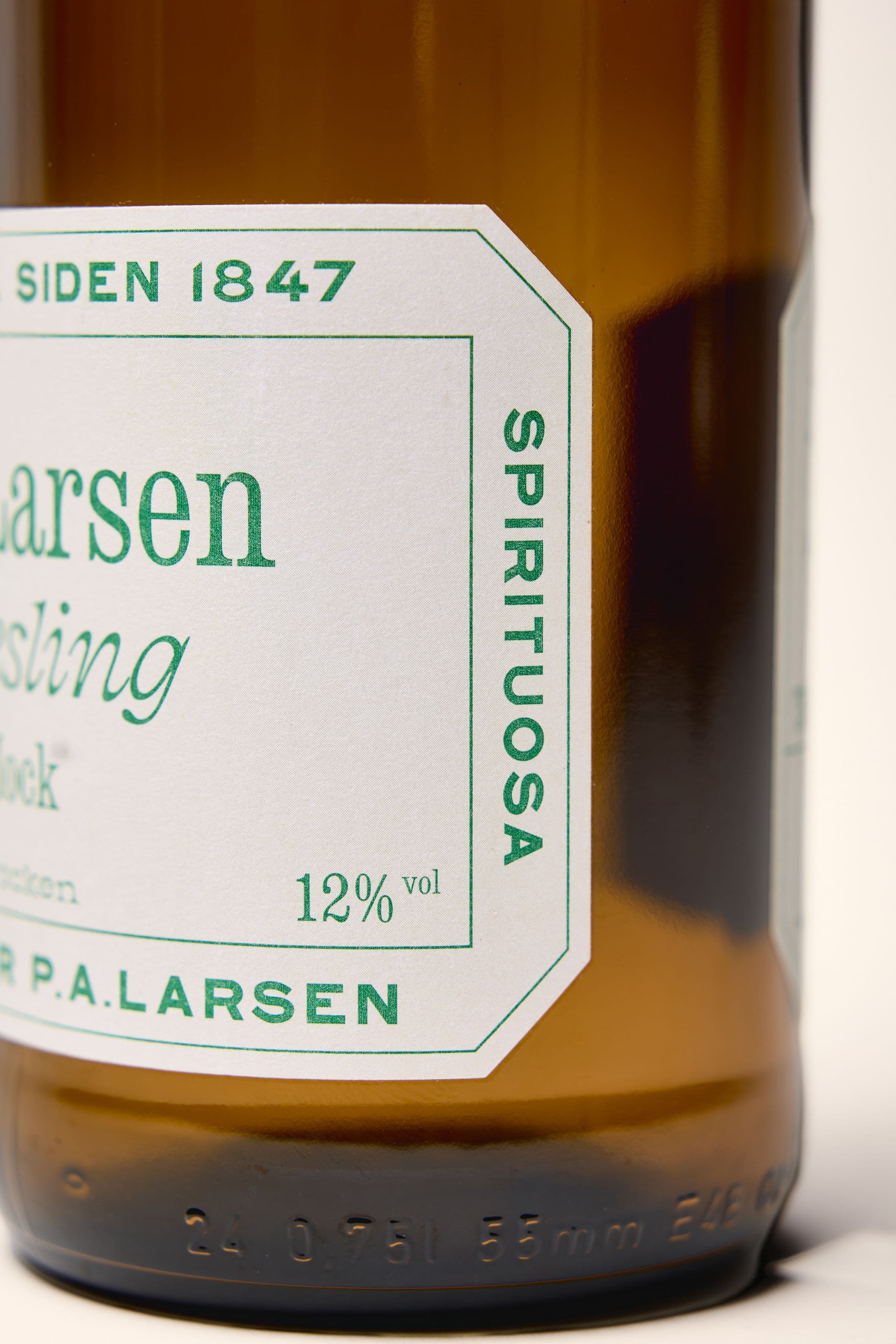 Nærbilde av etiketten på flasken
